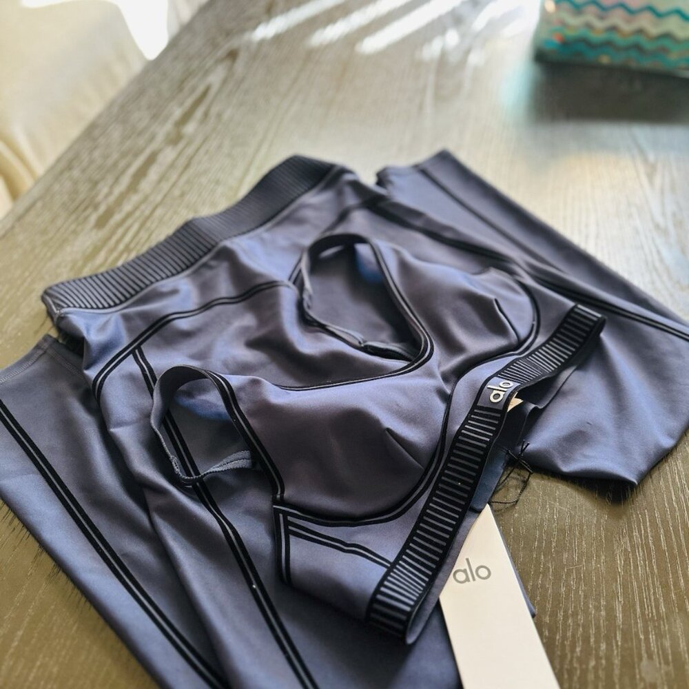 Alo Yoga Line Up Set Size Medium Navy Color - Picture 5 of 5